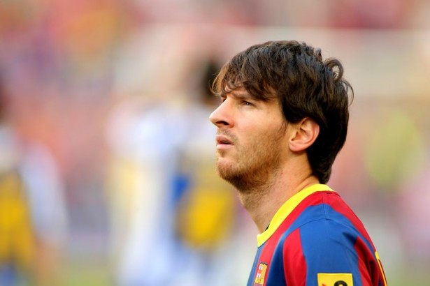10558885 - leo messi of fc barcelona watch to the scoreboard during the match between fc barcelona and rcd espanyol at the nou camp stadium on may 8, 2011 in barcelona, spain