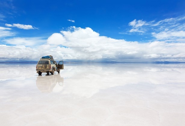 17898565 - vehicle on the reflected surface of salar de uyuni lake in bolivia