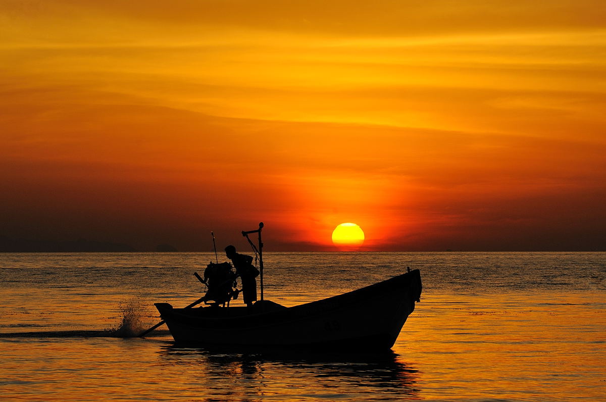 закат море лодка
