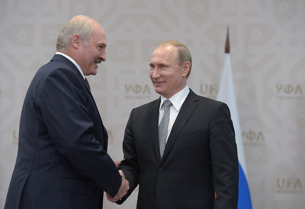 Путін і Лукашенко тиснуть руки