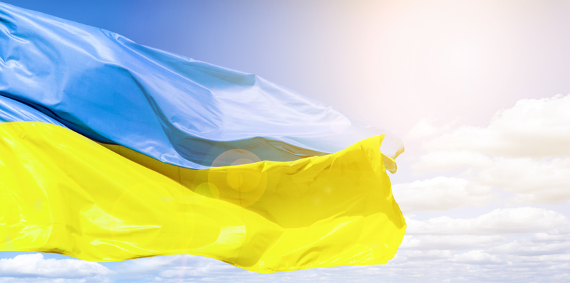прапор України на фоні неба