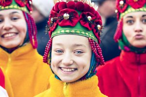 Дівчинка в національному костюмі