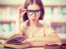 студентка читає книгу