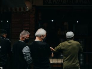 люди в масках фото