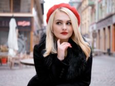 дівчина в береті