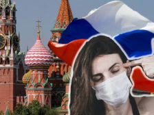 дівчина в захисній масці