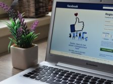 ноутбук із включеним Facebook