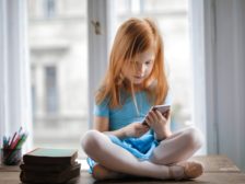 дівчинка зі смартфоном