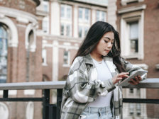 дівчина у телефоні