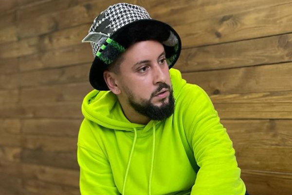 Вишуканий релакс. Монатік поділився сонячними фото з відпустки