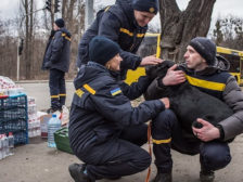 рятувальники та пес