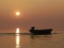 човен на воді